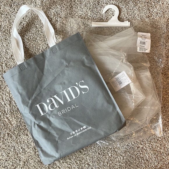 David's Bridal Ivory Cluster Beaded Edge Fingertip Wedding Veil - Picture 7 of 11